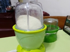 Bột chiên xù cho vào máy xay cho nhỏ vì nếu để nguyên bột sẽ khó bám vào mực nhé.