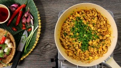 Làm nhân bánh nậm: Ướp thịt xay và tôm băm nhuyễn lần lượt với 1 muỗng canh hành tím băm, 1 muỗng canh nước mắm, nửa muỗng canh hạt nêm và 1 muỗng canh tiêu xay. Bắc chảo lên bếp, để nhân bánh nậm có màu vàng đẹp, cho 3 muỗng canh dầu điều vào rồi cho thịt vào xào săn, sau đó cho tôm vào xào đến khi hỗn hợp chín và hòa quyện với nhau, cuối cùng cho thêm ít hành lá xắt nhỏ vào xào đều tay.