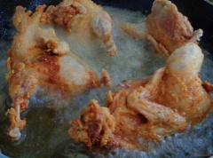 Đun nóng nhiều dầu ăn, cho từng miếng chim cút vào chiên với lửa vừa. Chiên cho chim cút chín, có vỏ ngoài vàng giòn là gắp ra đĩa có lót giấy thấm dầu.