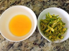 Tắc rửa sạch, bỏ lá, cành rồi bổ đôi, vắt lấy nước cốt, bỏ hạt. Phần vỏ tắc thái nhỏ. Cho vỏ và nước cốt tắc ở trên ướp cùng 3-4 muỗng cà phê đường và 1/3 muỗng cà phê muối, để khoảng 1 tiếng đồng hồ cho đường tan hết và vỏ tắc ngấm đường.