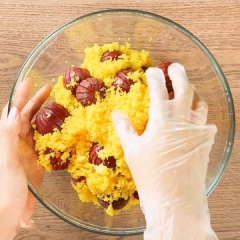 Trộn đều mận với 500 gr đường, lượng đường có thể thêm bớt tùy thích theo khẩu vị của bạn. Ướp mận với 500gr đường trong 8h.