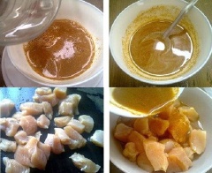 Mè cho lên chảo rang thơm. Gà phi lê rửa sạch, cắt nhỏ. Hòa bột cà ri vào với 3 muỗng canh nước rồi cho thịt gà đã cắt miếng nhỏ vào ướp khoảng 10 phút.