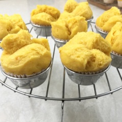 Lấy bánh ra đợi nguội một chút là có thể thưởng thức rồi nè. Bánh bò bí đỏ vừa ngon về hương vị khi mang chút ngọt dịu, bùi béo của bí hòa quyện cùng bộ xốp mềm hấp dẫn khiến bạn ăn hoài không ngán. Nhanh lưu lại công thức và thử ngay nhé.
