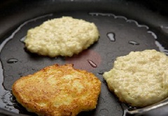 Làm nóng dầu ăn trong chảo, dùng muỗng múc hỗn hợp bột, bông cải vào, chiên giòn 2 mặt. Thỉnh thoảng lật đều để bánh không bị cháy.