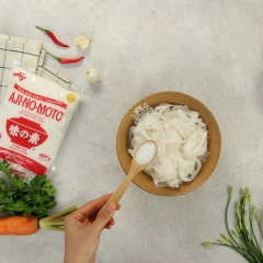 300gr bánh phở gỡ tơi, ướp vào 1/2 muỗng cà phê bột ngọt AJI-NO-MO-TO®, 1 muỗng canh nước tương Phú Sĩ, dùng đũa trộn đều cho sợi phở thấm gia vị. Sau đó, phi thơm tỏi, cho bánh phở áp chảo sao cho bánh cháy cạnh tạo độ săn và giúp bánh phở thơm ngon hơn rồi trút ra đĩa.