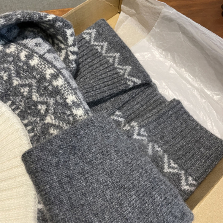 Women's knitted sweater with zipper and jacquard pattern
