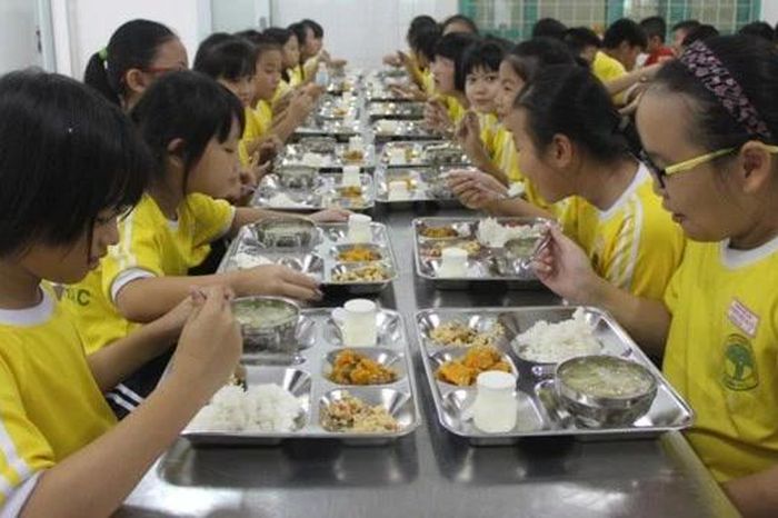 TP HCM kiểm tra quy mô lớn hơn 300 cơ sở suất ăn học đường - Báo Tri thức &amp; Cuộc sống