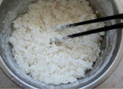 Bột mì và bột bắp trộn đều, từ từ thêm nước sôi, dùng đũa khuấy nhanh. Sau khi bột nguội thì bạn nhào bột bằng tay, trộn thêm với một ít mỡ heo. Khi bột đã đạt độ dẻo ưng ý, sau 15 phút phủ một mảnh vải ẩm lên.