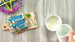 Ngâm nở 5gr gelatine với 20ml nước đá lạnh trong 15 phút. Sau đó quay chảy gelatine trong lò vi sóng 30 giây hoặc đun cách thủy. Cho 200gr sữa chua vào tô, tiếp theo đổ gelatine đã đun chảy, thêm 25gr sữa đặc, 1 ống bột vani. Dùng muỗng khuấy đều hỗn hợp.