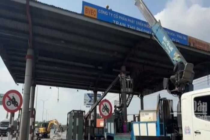 [Video] Tháo dỡ hai trạm thu phí trên quốc lộ 51 - Báo Nhân Dân