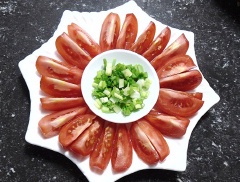 Cho cá vào máy xay khô xay nhuyễn. Để chả cá được nhuyễn bạn dùng tay đập đập hoặc đánh nhuyễn cho chả cá mềm. Trong khi đợi cá ngấm bạn rửa cà chua rồi thái múi cau, hành lá thái nhỏ.