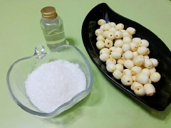 Hạt sen bỏ tâm sen (tim sen) để không bị đắng. Rửa sạch hạt sen rồi đun 1 nồi nước sôi, cho hạt sen vào luộc vừa chín tới (không luộc chín quá lúc sên hạt sen sẽ dễ bị vỡ nát). Hạt sen chín, vớt ra, xả qua nước lạnh rồi ngâm vài phút cho nguội hẳn mới vớt ra để thật ráo nước.