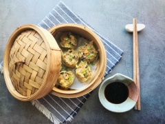 Món ăn này dùng nóng với một ít nước tương. Viên xíu mại mềm dẻo thơm lừng mùi dầu mè và ngũ vị hương.