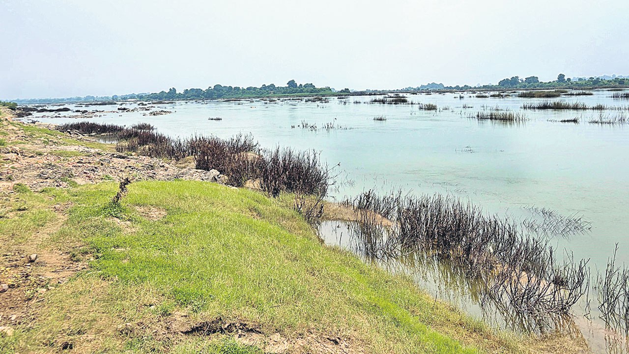 Tummidihatti Barrage: Revanth Reddy Meets Fadnavis Over 152m