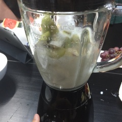 Cho táo, kiwi, sữa tươi, đường, đá viên vào máy xay nhuyễn.