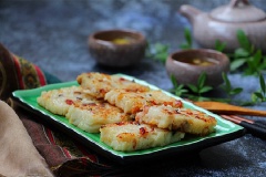 Củ cải trắng đúc nấm hương và lạp xưởng chiên là món ngon được chế biến khá công phu. Củ cải trắng chín mềm giòn, nấm hương dai thơm của lạp xưởng béo ngậy chính là những điểm nhấn quan trọng quyết định tính hấp dẫn của món ăn này.