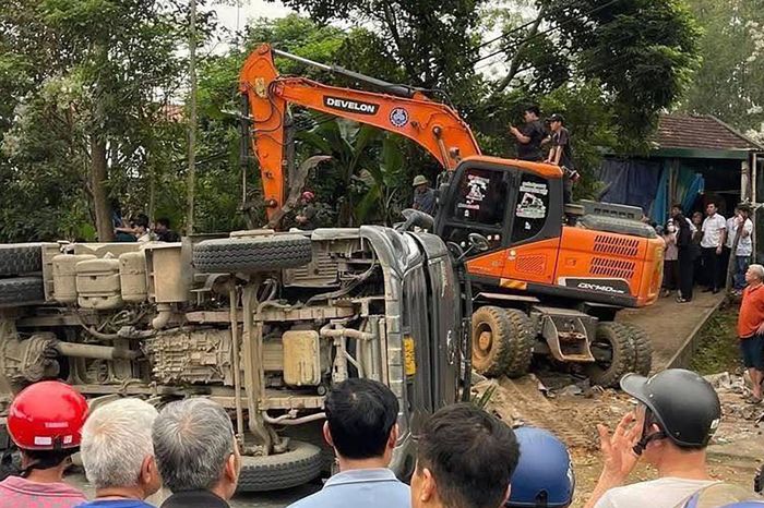 Hiện trường vụ xe đầu kéo đè bẹp ô tô con và xe máy khiến 2 người tử vong - Báo VietnamNet