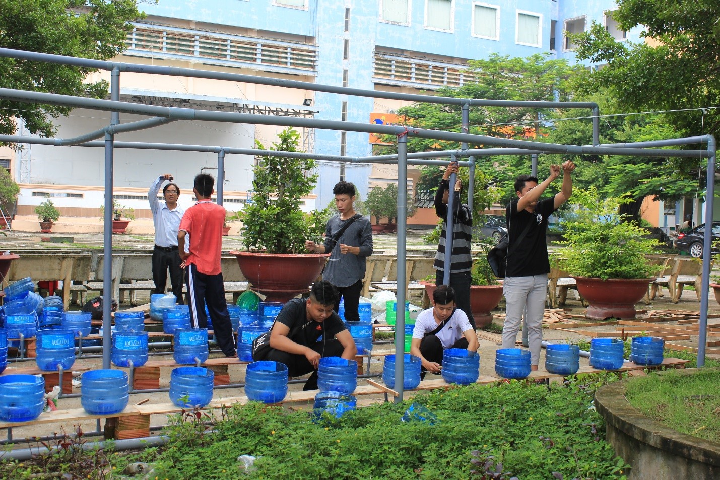 Đoàn viên, sinh viên DLA chung tay tiết kiệm, bảo vệ nguồn nước với mô hình tưới cây tự động