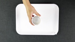 Chuẩn bị khuôn bánh Trung Thu khích thước 75gr. Phết một lớp dầu ăn Kiddy vào khuôn, tiếp theo cho bánh vào khuôn. Dùng tay ấn xung quanh viền bánh để bánh đều khuôn. Sau đó úp ngược khuôn bánh lại để đổ bánh ra.