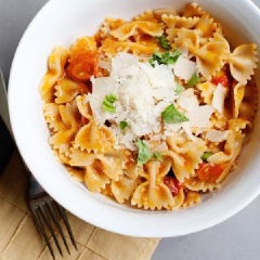 Lá bạc hà, rửa sạch, cắt vừa ăn, cho vào cùng pasta sốt cà chua nướng và thêm phô mai là có thể thưởng thức!