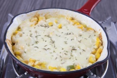 Bắp Mỹ giòn ngọt, ăn cùng ớt chuông, sốt mayonnaise mằn mặn được phủ thêm phô mai béo ngậy sẽ là món ăn vặt vừa ngon vừa lạ mà không ngấy.