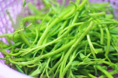 Rau muống nhặt hết lá, rửa sạch rồi để ráo.