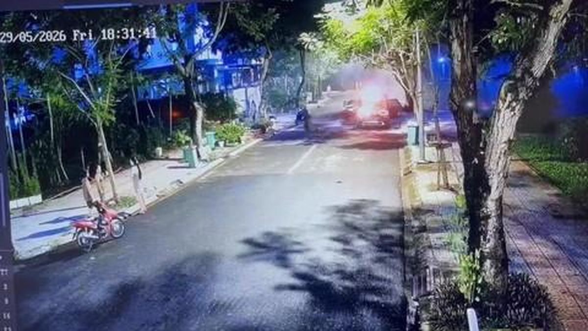 Kịp thời dập tắt vụ cháy ô tô tại khu dân cư Ven Sông, phường Tân Hưng - Công An TP.HCM