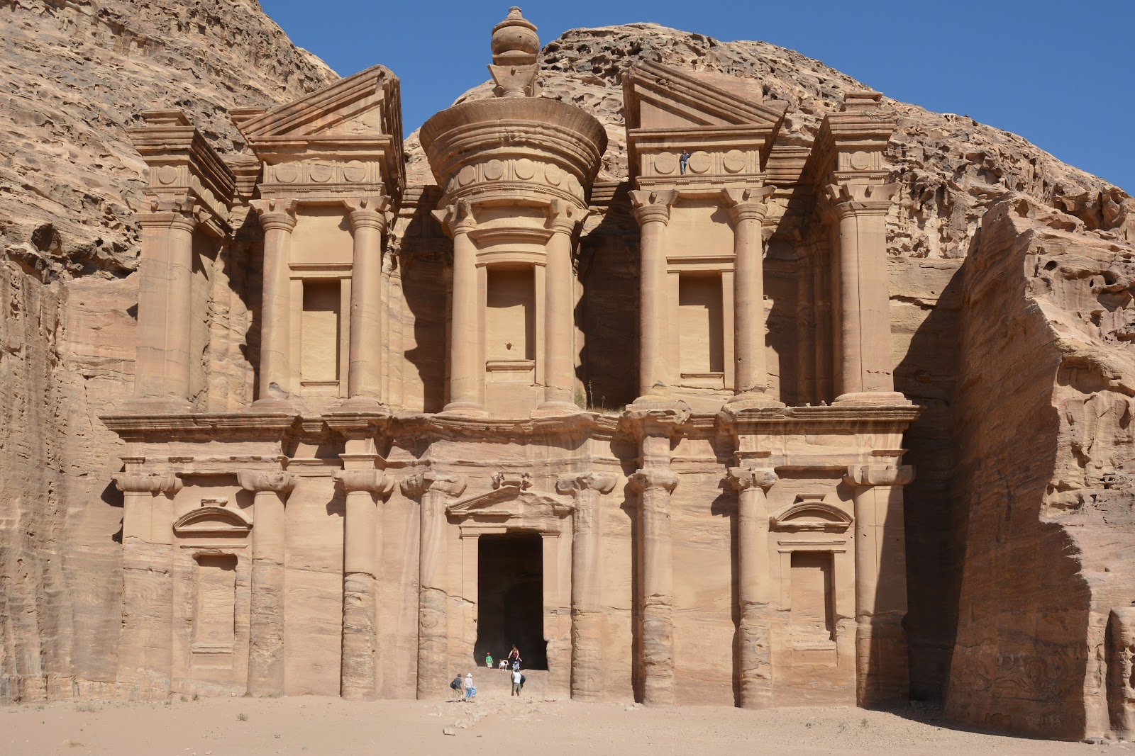 Petra: Kota Batu Merah yang Menjadi Simbol Budaya dan Pariwisata Jordan