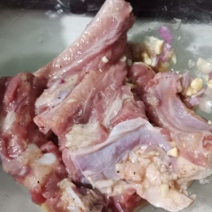 Chặt khúc sườn cây vừa ăn. Rửa sạch với nước muối pha loãng sau đó ướp cùng với gia vị. Ứớp 1 tiếng
