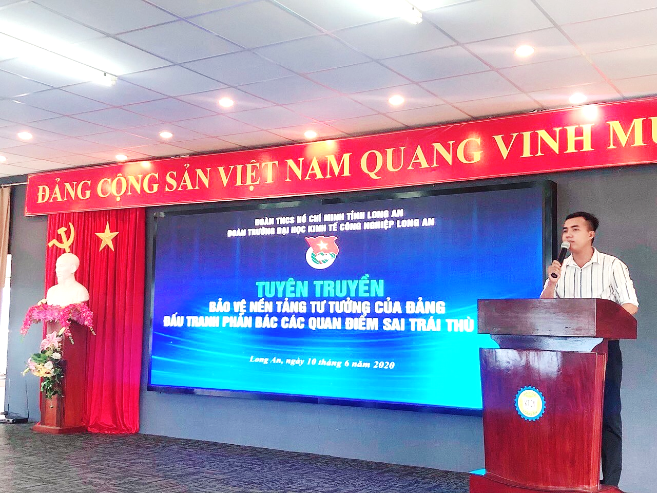 Đ/c Trương Phú Quý, Phó Bí thư Đoàn trường báo cáo tại Hội nghị