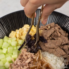 Múc cơm ra tô, lần lượt cho trứng, thịt bò, dưa leo, cá ngừ, hành tây xung quanh tô, rắc rong biển lên trên và cuối cùng topping xốt mayonnaise Aji-Mayo® lên trên cùng