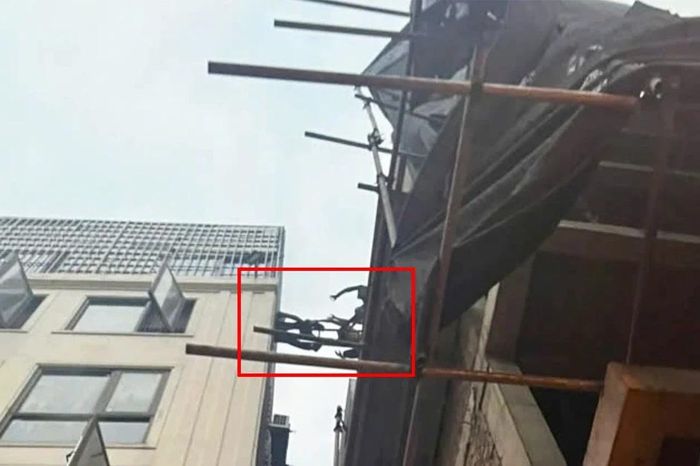 Thót tim khoảnh khắc người mắc kẹt leo sang nhà bên cạnh, thoát khỏi đám cháy - Chuyên trang An Ninh Thủ Đô - Báo Công an nhân dân