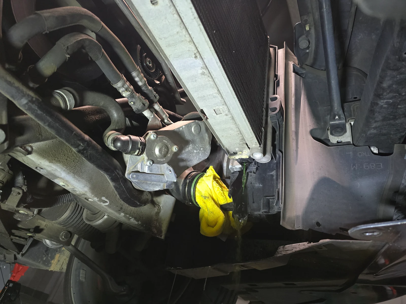 BMW Z4 E89 35i 라디에이터 양쪽 사이드 탱크 냉각수 누수 확인 — 접합부 붉은색 결정 흔적