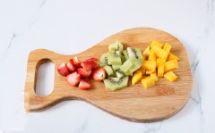 Rửa sạch và lau khô lá chuối. Gọt vỏ xoài, kiwi, cắt thành khối vừa. Dâu tây bỏ cuống, cắt đôi.