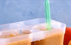 Rót hỗn hợp ra khuôn, đặt vào ngăn đông tủ lạnh khoảng 7-8 tiếng cho kem đông cứng là có thể dùng. Muốn lấy kem khỏi khuôn cho nhanh thì bạn có thể nhúng khuôn vào nước ấm vài giây nhé!