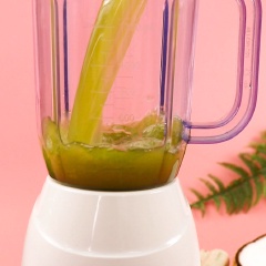 Cho 500ml nước mía nguyên chất vào cối xay, thêm sầu riêng đã nghiền vào rồi xay đều hỗn hợp.