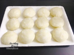 Sau đó cho sắn đã nghiền vào tô cùng cùi dừa, 100g đường bột, nước cốt dừa và trộn thật đều với nhau. Dùng bao tay nilon bao lại và nặn bánh thành từng viên tròn, hơi dẹt một chút. Làm nóng lò trước 10 phút ở 220 độ C. Xếp bánh lên khay nướng và cho vào lò nướng mỗi mặt khoảng 10 phút là bánh chín thơm nha. Gắp bánh ra dĩa và thưởng thức thôi nè.