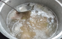 Hầm sườn non trong vòng 15 đến 20 phút để có nước canh ngọt. Lưu ý, trong quá trình hầm bạn nhớ vớt bọt để canh được trong nhé.