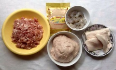 Các nguyên liệu thịt tôm làm sạch. Cho tất cả nguyên liệu vào thố lớn cùng với gia vị trộn đều, sau đó dùng máy hoặc que xoắn của máy đánh trứng nhồi kĩ đến khi thấy nem dẻo, kết dính thì được, khoảng 20 phút (nếu ko có máy thì cho vào cối quết tay cho nem dẻo) . Rồi cho thố nem vào tủ lạnh ngăn mát 1 giờ.