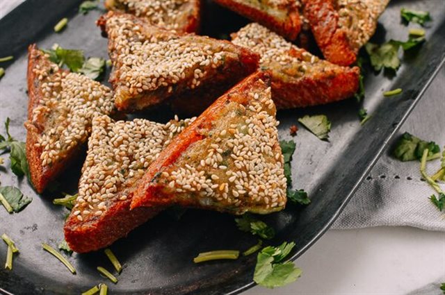 Bánh Mì Chiên Tôm Mè