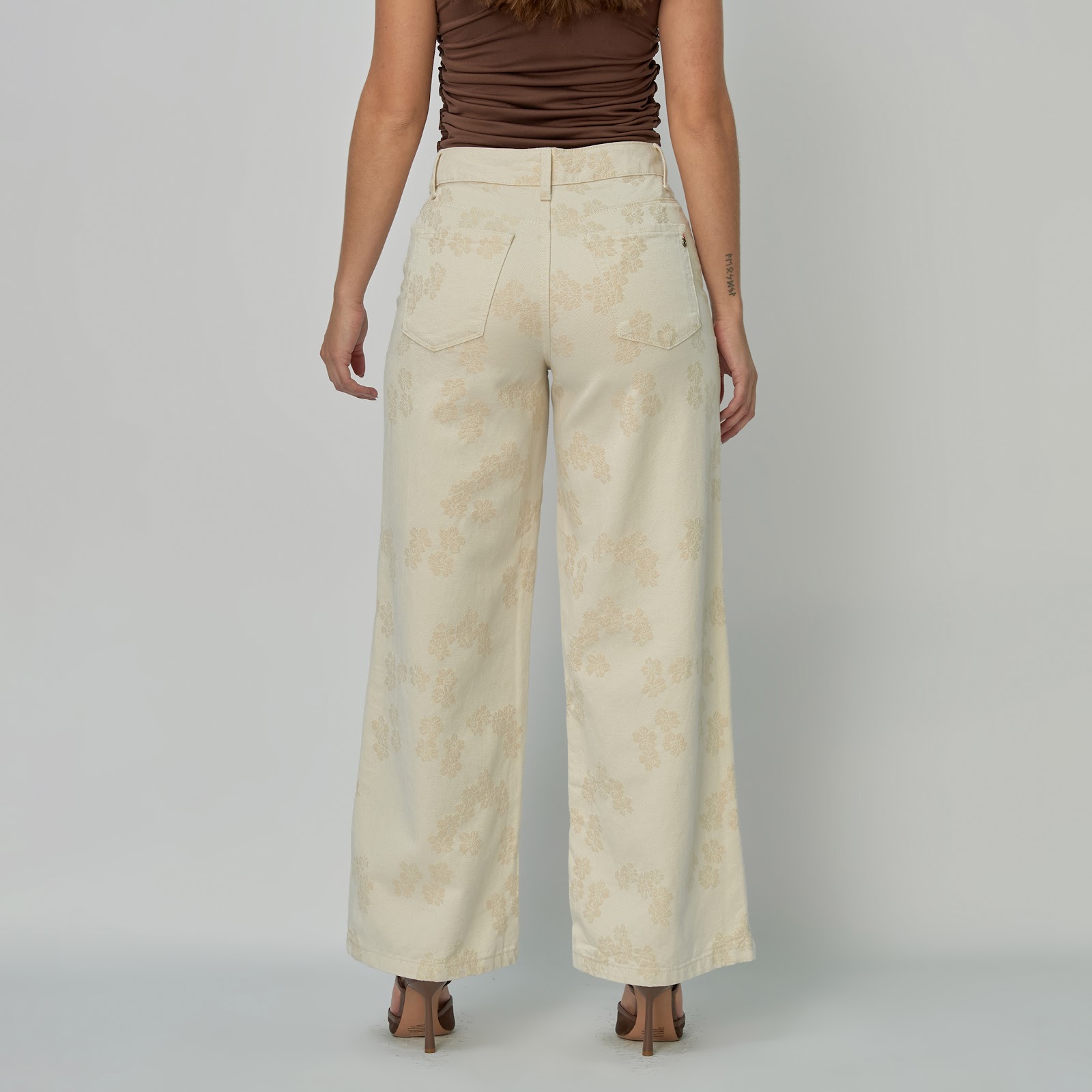Jean dama Wide Leg tiro alto rígido con flores bordadas, color Ivory - Vista 5