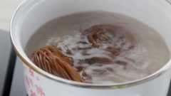 Đun nước sôi, cho 2 loại bún gạo vào luộc riêng 3 phút rồi vớt ráo nước. Rưới vào bún gạo 1/2 muỗng canh dầu ăn rồi trộn đều để những sợi bún không dính vào nhau.