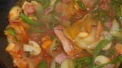 Nếu thấy rau củ khô, cho 3 muỗng canh nước sôi vào, bạn cũng có thể điều chỉnh lượng nước để gia giảm độ loãng của sốt. Đun sôi nồi nước với ít muối. Cho mì vào luộc khoảng 3-4 phút cho chín rồi vớt ra xả qua nước lạnh cho sợi mì được dai, để ráo.