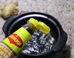 Tiếp theo đó, bạn cho 1 muỗng canh nước tương Maggi vào khuấy đều rồi xào cùng một ít tỏi băm cho thơm là có hỗn hợp sốt kho cá ngon tuyệt ấy.