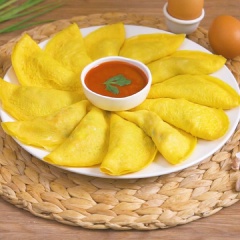 Xếp trứng chiên bọc thịt ra dĩa, chấm ăn kèm tương ớt cay cay hay tương cà chua ngọt, đậm vị giúp món ăn thêm ngon lành và hấp dẫn. Công đoạn thực hiện món trứng chiên này cực dễ làm và không hề có chút phức tạp nào. Bạn có thể chuẩn bị cho món ăn sáng dinh dưỡng hay món ngon bổ dưỡng cho bé nhà mình. Đừng ngần ngại lưu lại ngay cách làm trứng chiên bọc thịt hấp dẫn, thơm ngon khó cưỡng này nhé.