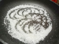 Lần lượt rang chín vàng thơm mè và đậu phộng rồi để nguội. Muối cho vào chảo rang khô, để nguội.