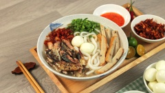 Khác với bánh canh bình thường, nước dùng được hầm từ cá nục nên có vị ngọt thanh, lạ miệng cực hấp dẫn. Một tô đầy đủ sẽ có cá nục chiên, chả cá chiên, trứng cút, nghe thôi là đã thấy thèm, bạn còn chờ gì mà không vào bếp và thực hiện món ăn hấp dẫn này ngay thôi!