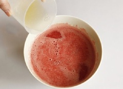 Cho nước gelatine đã hòa tan ở bước 2 vào nước ép dưa hấu, đường trắng, khuấy đều.