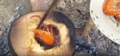 Khoảng 40 phút sau thì tôm chín, xung quanh trái dừa lúc này rất nóng và vỏ dừa đen thui à nha. Mở nắp để lấy tôm ra nào.