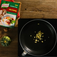 Cho 1 muỗng canh dầu ăn vào chảo, phi thơm cùng với tỏi.
